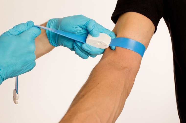 Hygienischer Daisygrip-Venenstauer in der Anwendung am Arm