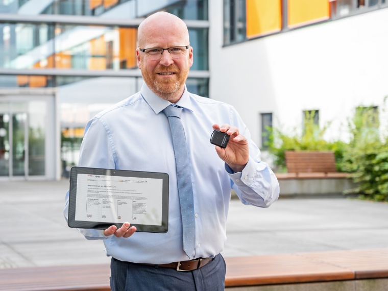 Dr. Stefan Moritz von der Universitätsmedizin Halle (Saale) zeigt die...
