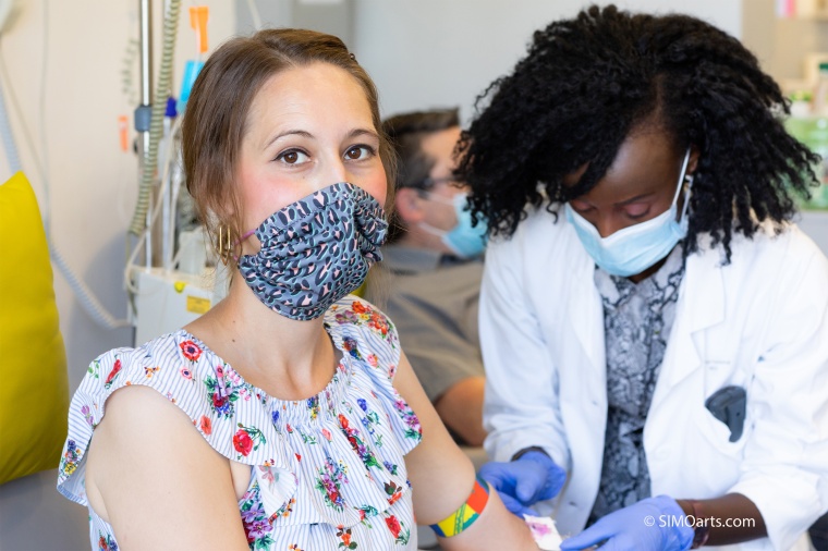 Testperson am Uni-Klinikum Erlangen – ihr Blut wird anschließend auf...