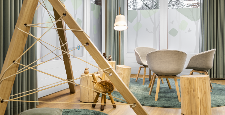 Ein Spielnest lädt die Kinder zum Spielen ein und verkürzt die Wartezeit.