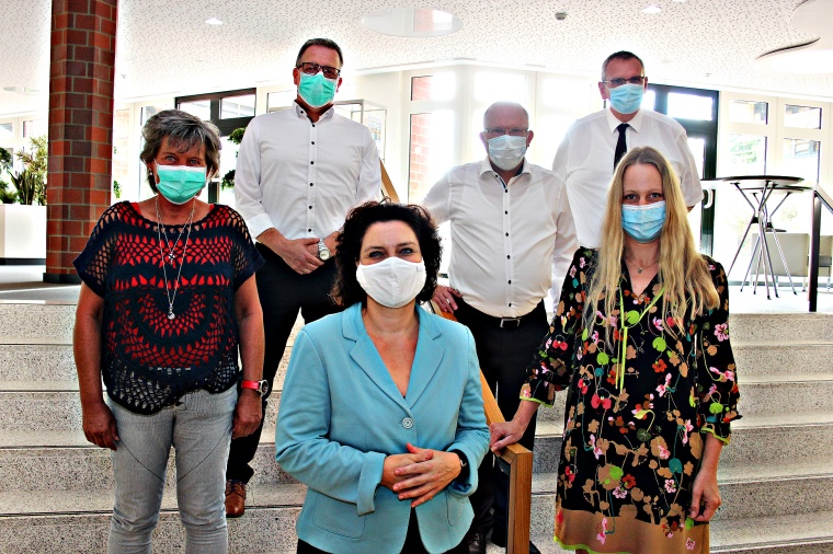 Niedersachsens Gesundheitsministerin Dr. C. Reimann (3.v. l.) u. Landrätin A....