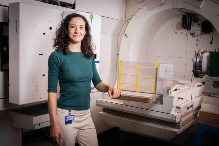 Serena Psoroulas mit der Versuchsanordnung in der Gantry 1, mit deren Hilfe sie...