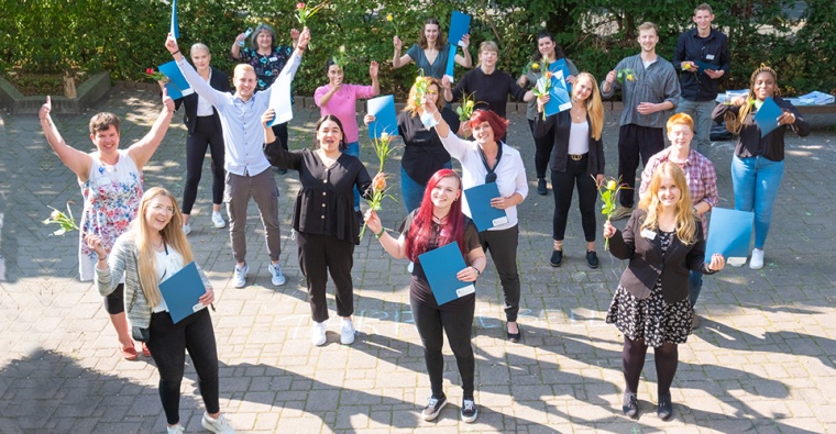 Freuen sich über ihren Abschluss v. oben links: 2. stellv. Kursleitung Ramona...