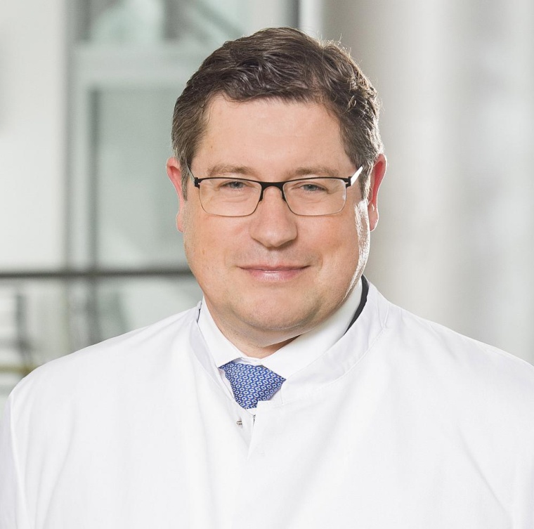 Der ärztliche Direktor und Chefarzt, Prof. Dr. Jörg Heckenkamp,...