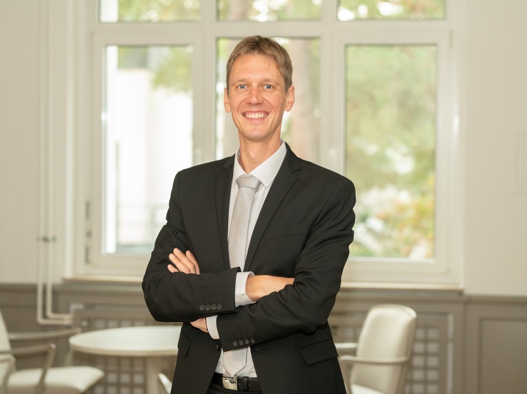 Ein Spezialist im Kampf gegen Infektionskrankheiten: Prof. Nico Mutters leitet...