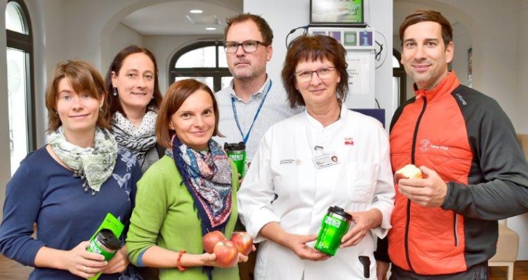 Teil des Umweltteams mit Werbung für Mehrwegbecher Foto: Uniklinikum Dresden
