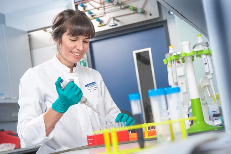 Dr. Silvia Portugal in ihrem Heidelberger Labor. Foto: Universitätsklinikum...