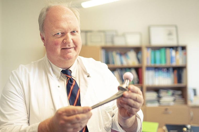 Prof. Christoph H. Lohmann von der Universitätsmedizin Magdeburg demonstriert...