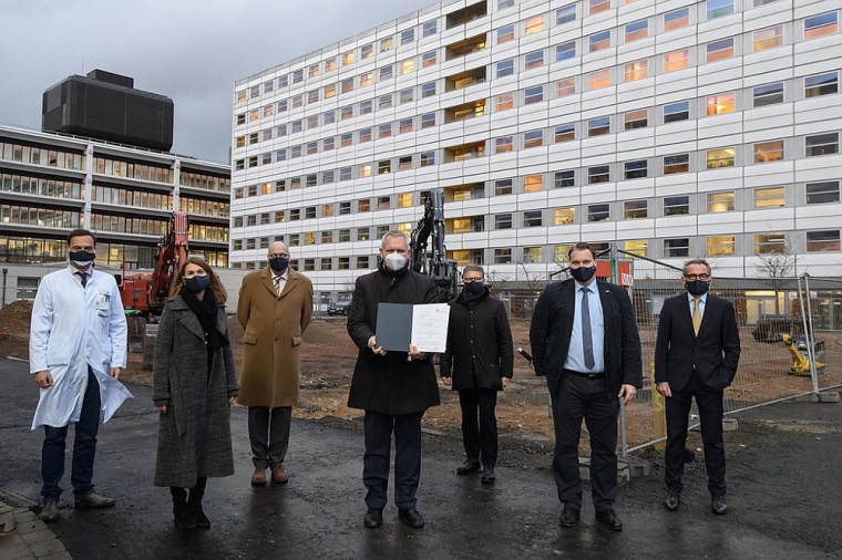 Nahmen den Zuwendungsbescheid aus den Händen des Wissenschaftsministers...