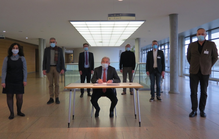 Bei der Unterzeichnung des AMS-Kooperationsvertrags waren von Seiten des...