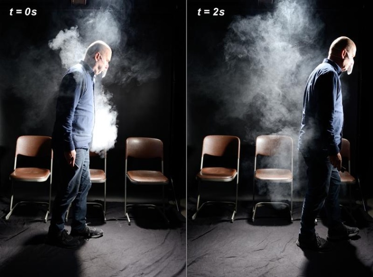 Aerosolausbreitung beim Husten. Die Versuchsperson geht durch den Raum und...