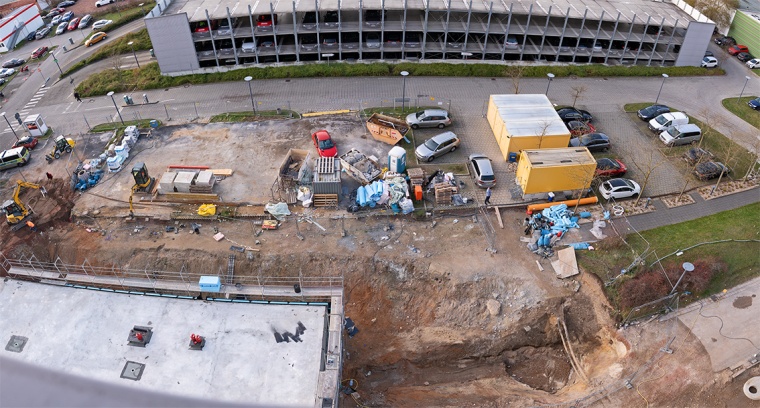 Auf der Fläche, auf der jetzt noch Baufahrzeuge und -Container stehen, wird...