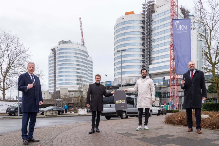 (v.l.) Der Kaufmännische Direktor, Dr. Christoph Hoppenheit, Spender Jan-Dirk...
