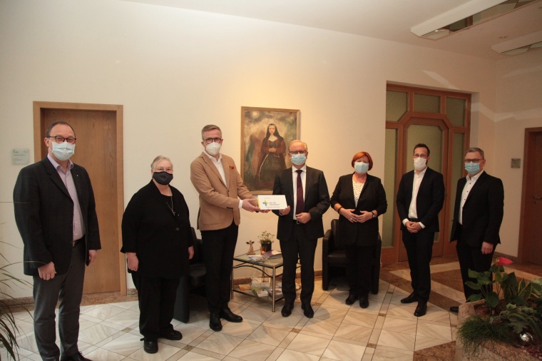 Besiegelten die Partnerschaft: Silvio Rahr (3. von links), der...