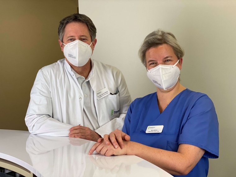 Chefarzt Dr. Simon Bühler und die neue Kreißsaaloberärztin Nina Böhm sorgen...