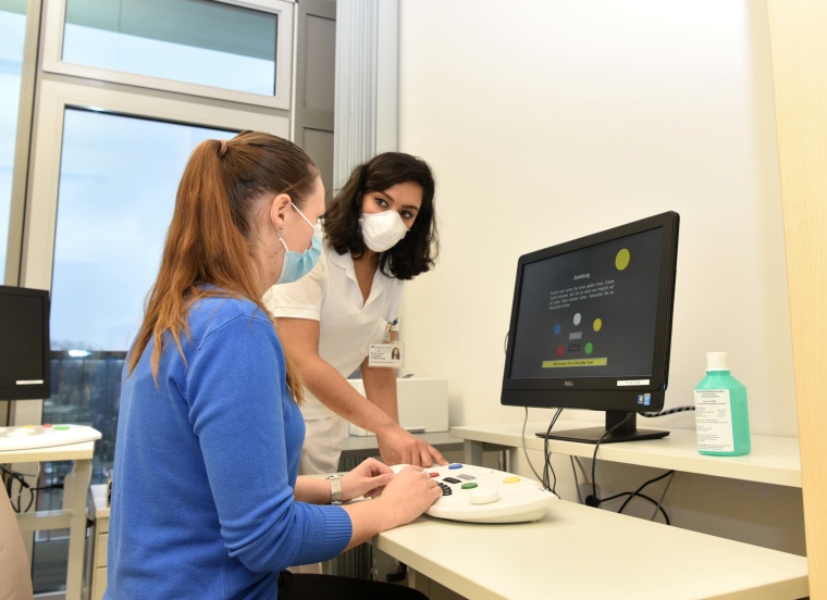 Psychologin Yasothani Puwanesarasa, Mitarbeiterin der Neurologischen Klinik im...