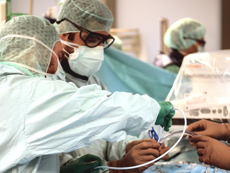 Intervention im Hybrid-OP des Bergmannsheils mit den Kardiologen Dr. Leif...