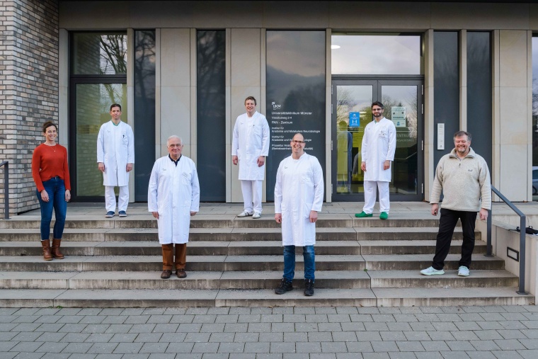 Impf-Aufklärung durch den Ex-Chef: Prof. Lothar Hertle (vorne links) und der...