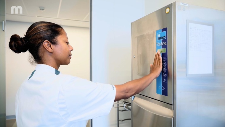 Automatische Türöffnung Steckbeckenspüler TopLine von Meiko Foto: Meiko