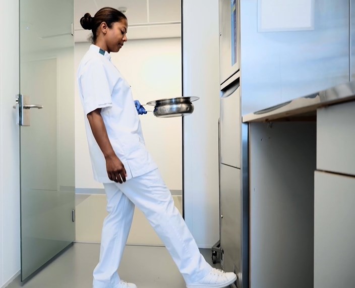 Fußtaster zum Öffnen des Steckbeckens TopLine von Meiko Foto: Meiko