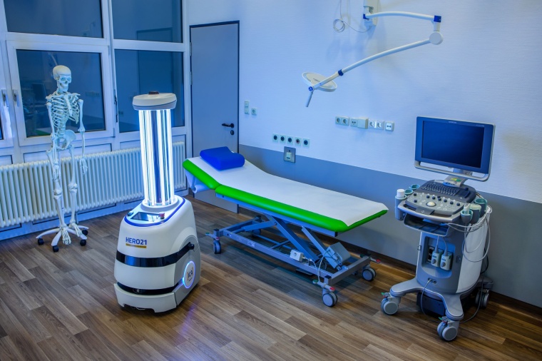 Der HERO21 während der Desinfektion eines Behandlungsraumes im St....