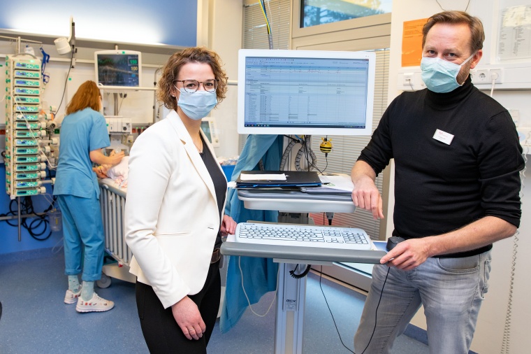 Dr. Thomas Jack und Dr. Antje Wulff neben einem PDMS-Monitor auf der...