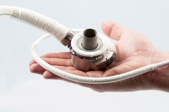 Eine mechanische Kreislaufpumpe (mit Hand zum Größenvergleich) Foto: DHZB