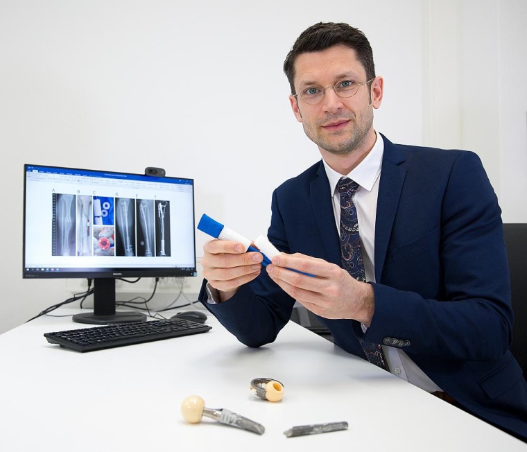 Prof. Dr. Boris Holzapfel ist seit 1. April 2021 Direktor der LMU-Klinik und...