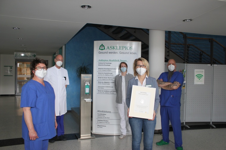 Freuen sich auch über das Zertifikat: die Mitarbeiter der Asklepios Klinik...