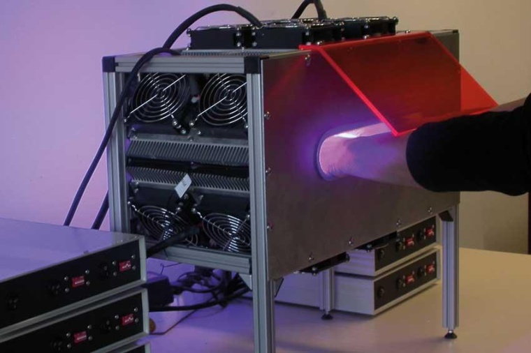 Händedesinfektionsgerät mit Blendschutz (orange) während des Gebrauchs....