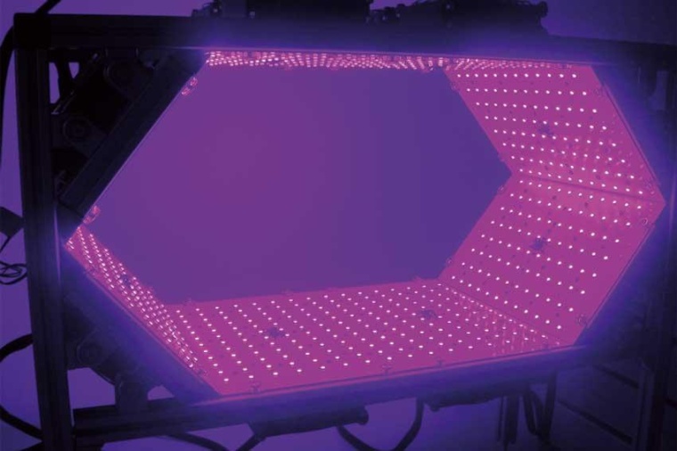 Ansicht des laufenden Händedesinfektionsgerätes mit abgenommener Front- und...