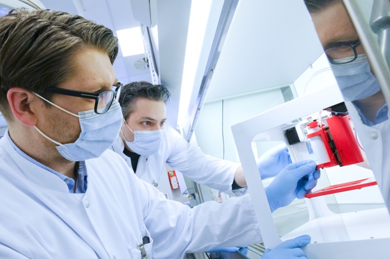 Dr. Rouven Berndt (l.) mit einem der erworbenen 3D-Drucker. Foto: UKSH