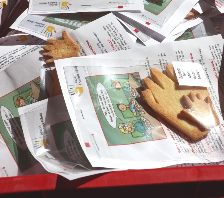 Die Aktionstüten der DRK-Kinderklinik Siegen mit Infos und Keksen in...
