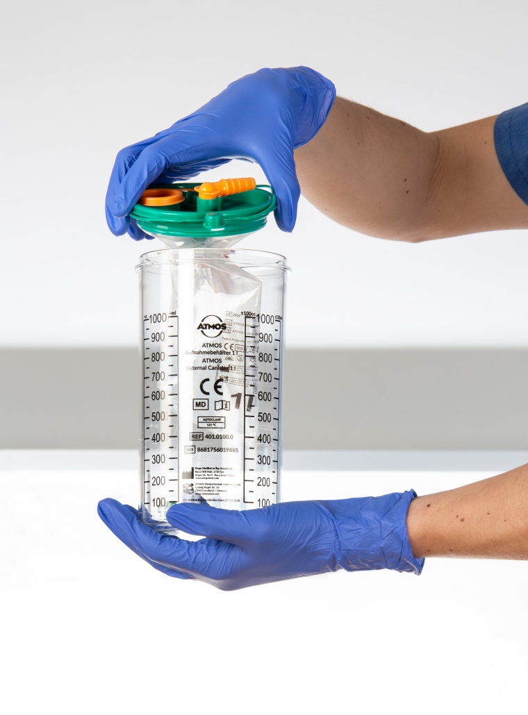 Einfaches Handling: Die Einweg-Absaugbeutel von Atmos ziehen sich im...