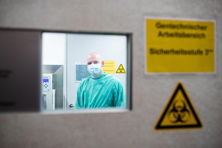 Der Ulmer Virologe Dr. Konstantin Sparrer im Labor. Foto: Elvira Eberhardt /...