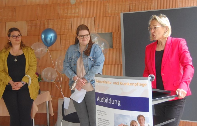 BZG-Schulleiterin Andrea Senn-Lohr (r.) räumt gemeinsam mit den...