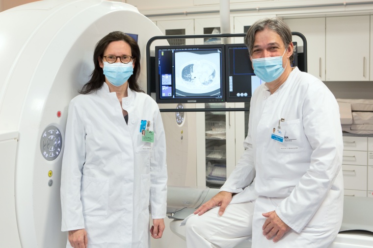 Prof. Dr. Okka Hamer (li.), Leiterin der Kardiopulmonalen Bildgebung des...