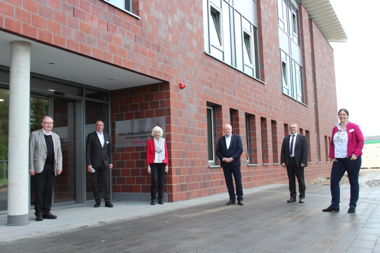 Über das neue Gebäude freuen sich (v.l.) Pfarrer Johannes Bartke,...