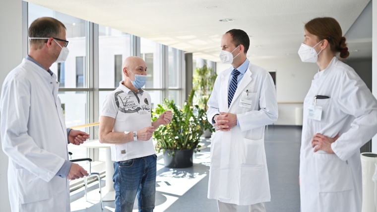 Maik Müller (2.v.l.) dankt dem Team der Jenaer Herzchirurgie: Dr. Tim...