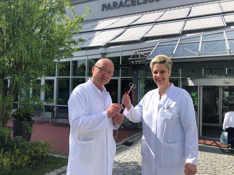 Dipl.-Med. Dieter Haugk reichte während einer kleinen Feierstunde symbolisch...