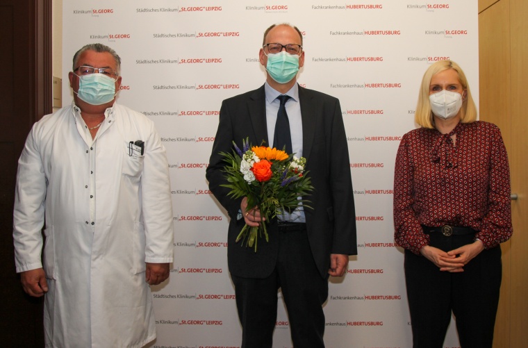 Geschäftsführerin Dr. Iris Minde (re) und Leitender Chefarzt Prof. Dr. Amir...