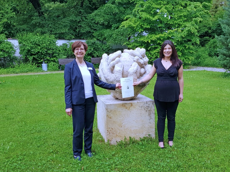 Geschäftsführerin Dr. Nadine Schmid-Pogarell (links) und Teamleitung...
