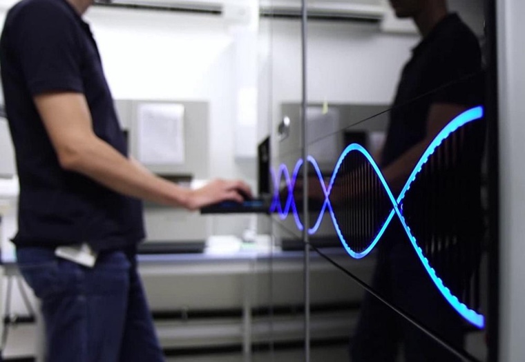 Symbolfoto: Mitarbeiter, der mit Hilfe der Hochdurchsatzsequenzierung oder auch...