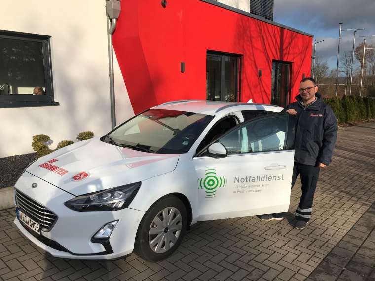 Fahrer Jurij Zulauf mit seinem Notfallfahrzeug Foto: Corinna Schanz, Johanniter