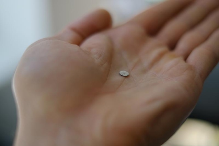 Nicht größer als ein Knopf: die Hörkontaktlinse® Kerntechnologie des...