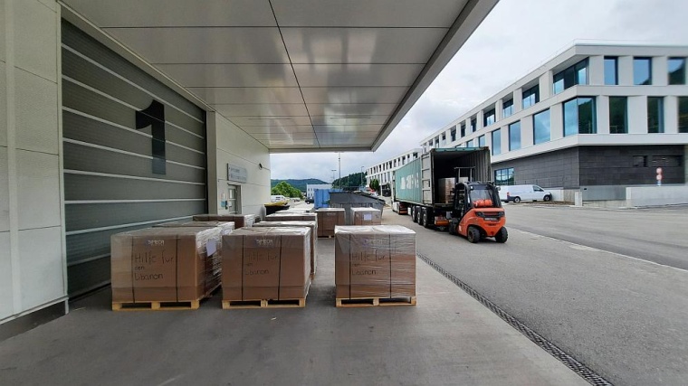 Verladen der Leuchtensysteme für den Libanon an der Firmenzentrale in...