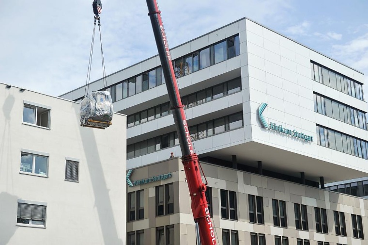 Anlieferung des Magnetresonanztomografen. Foto: Klinikum Stuttgart