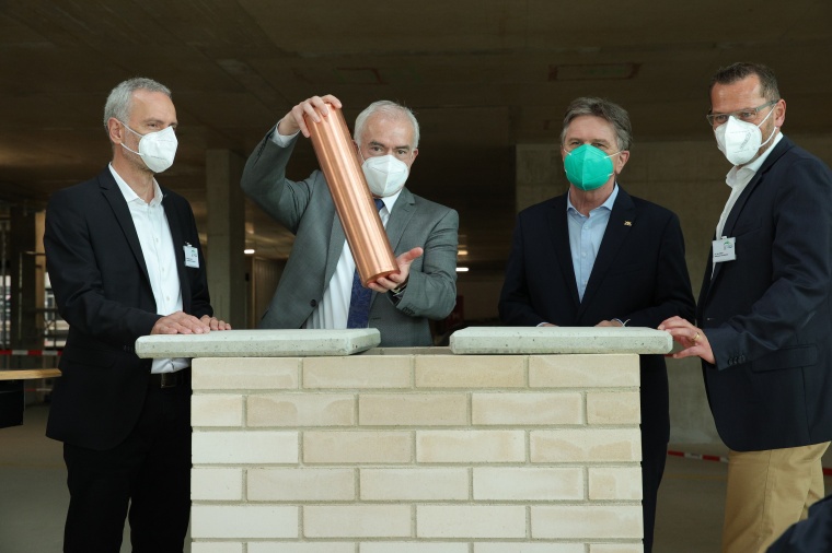 Versenkung der kupfernen Kapsel im Grundstein, mit (v.l.) dem Kaufmännischen...