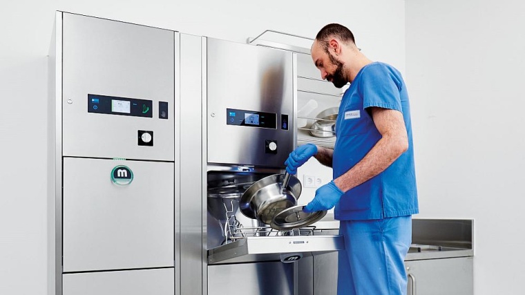 Der Steckbeckenspüler TopLine mit Assistenzsystem für den Pflegearbeitsraum...