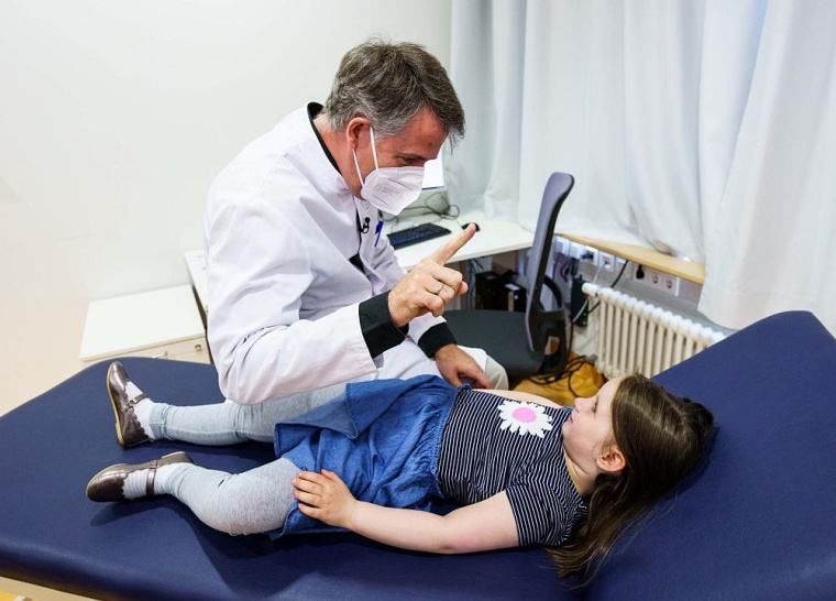 Untersuchung einer INFORM Patientin. Foto: Andreas Arnold/BILD/“Ein Herz für...